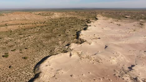 Luftaufnahme-Einer-Massiven-Weißen-Sanddüne-In-Der-Trockenen-Region-Des-Nordkaps,-Südafrika