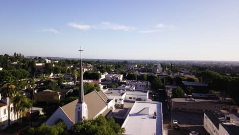 Aerial-view-of-the-Whittier,-drone-dolly-out-shot-revealing-First-United-Methodist-Church
