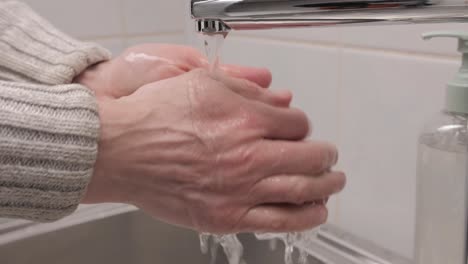 Mann-Wäscht-Sich-Im-Badezimmer-Die-Hände-Mit-Flüssigseife