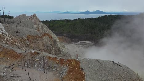 Ein-Junger-Mann-Erreicht-Den-Gipfel-Des-Vulkans-Mount-Garbuna-In-Papua-neuguinea