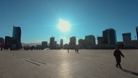 Sonne-Scheint-Auf-Dem-Sukhbaatar-Platz-In-Der-Innenstadt-Von-Ulaanbaatar,-Mongolei