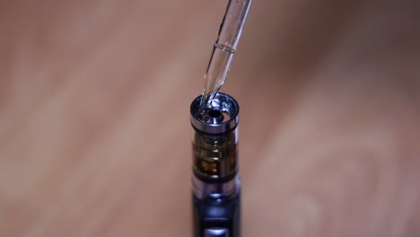 Refiling-the-vape-pen-with-e-liquid