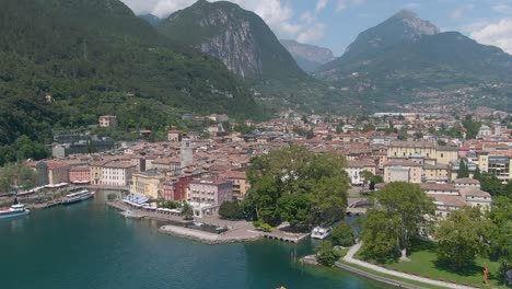 Erstaunlicher-Drohnenblick-über-Das-Zentrum-Von-Riva-Del-Garda,-Umgeben-Von-Den-Italienischen-Alpen-Und-Dem-Gardasee-Im-Vordergrund