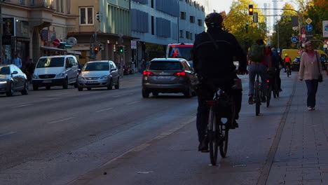 Radfahrer-Fahren-Fahrräder-Auf-Dem-Radweg-Im-Stadtzentrum