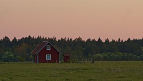 Schönes-Häuschen-Mit-Wald-Im-Hintergrund-Während-Des-Sonnenuntergangs-Zur-Sommersonnenwende