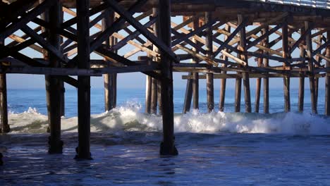Meereswellen,-Die-Die-Ufer-Des-Kristallstrandes-In-San-Diego-Treffen