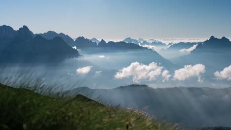 Zeitraffer-Einer-Tiefen-Berglandschaft-Und-Etwas-Nebel-Und-Wolken,-Die-Morgens-Sonnenstrahlen-Erzeugen