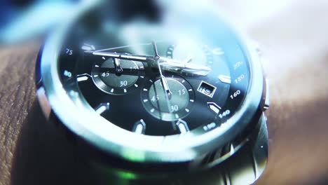 Macro-Shot-Reloj-Plateado-Negro-Muñeca-Tecnología-Sofisticada-El-Tiempo-Es-Dinero