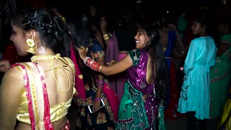Menschen-Tanzen-Wild-Auf-Der-Straße-Im-Indischen-Hochzeitsbaraat