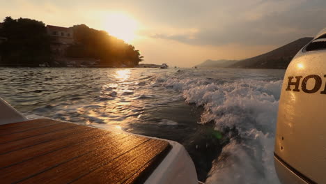 Schöner-Sonnenuntergang-Von-Einem-Laufenden-Boot-Aus-Geschossen