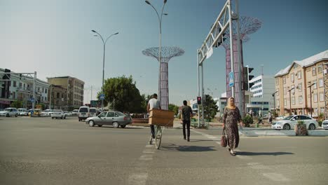 Kreuzungsbewegungen-Im-Fergana-Tal-Der-Stadt-Andijan,-Usbekistan,-Zentralasien