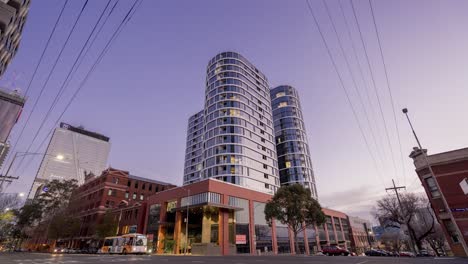 Melbourne-Village-Apartment-Dynamischer-Stadtsonnenuntergang-Bis-Zur-Abenddämmerung-Im-Zeitraffer-Mit-Zuckerwattewolken