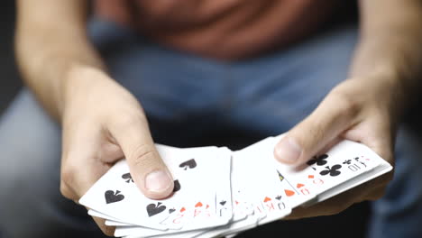 Männliche-Hände-Mischen-Spielkarten-Und-Durchsuchen-Deck,-Nahaufnahme