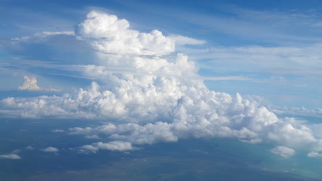Paisaje-De-Nubes-Cumulonimbus-Visto-Desde-El-Vuelo-Del-Avión