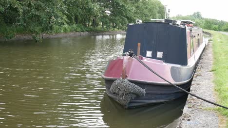 Gran-Canal-Británico-Frente-A-Un-Barco-Angosto-Amarrado-A-Lo-Largo-De-La-Pintoresca-Campiña-Inglesa-Vía-Fluvial