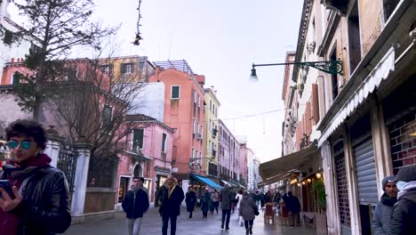 Strolling-Down-A-Crowded-Shopping-Street-In-Venice-On-A-Gloomy-Day---moving-shot
