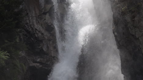 Detail-Statische-Slowmotion-Aufnahme-Des-Wasserfalls-La-Pisse