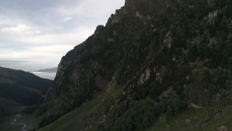 Drohnenaufnahme-Auf-Der-Solo-Wanderung-Zum-Hampta-Pass,-Himachal-Pradesh-Mit-üppigen-Grünen-Bergen-Im-Hintergrund