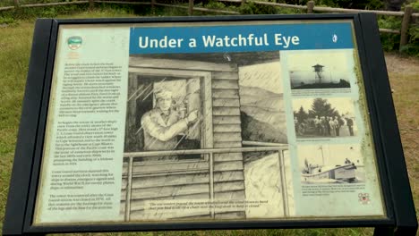 Unter-Einem-Wachsamen-Auge-schild-In-Port-Orford-Leitet-Die-Alte-Küstenwachstation