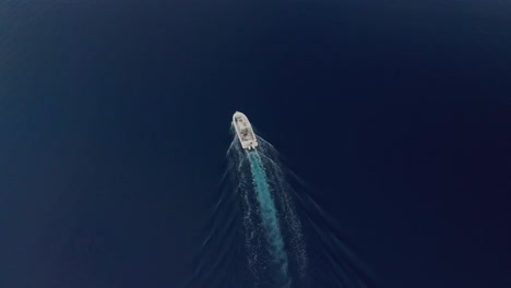 Vogelperspektive-Auf-Isoliertem-Motorboot,-Das-Auf-Tiefblauem-Wasser-Des-Tropischen-Meeres-Segelt