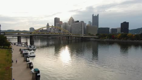 Läufer,-Jogger,-Radfahrer-Auf-Dem-Riverwalk-Entlang-Des-Allegheny-River-In-Pittsburgh,-Pa