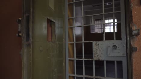 Metalltür-Des-Gefängnisses-Schließt-Den-Gefangenen-Von-Innen,-Um-Zu-Entkommen