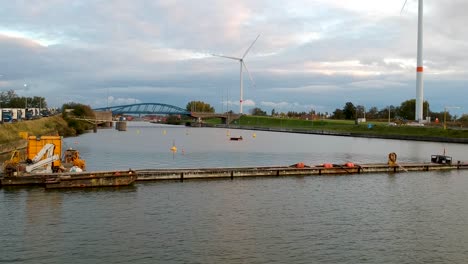 Schwenkender-Blick-Auf-Den-Fluss-Shelde-Mit-Windmühlen-Und-Einem-Pier-Im-Blick