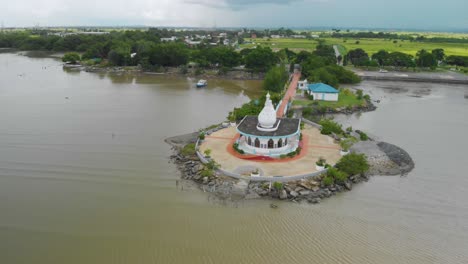 Tempel-Im-Meer-In-Trinidad-Ist-Ein-Hinduistischer-Wallfahrtsort-In-Waterloo