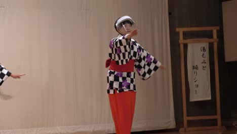 Traditioneller-Japanischer-Tänzer,-Der-Kunden-Unterhält,-Während-Er-Während-Der-Koronakrise-Psa-Trägt