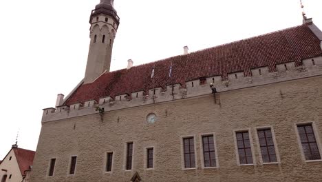 Das-Rathaus-Und-Der-Platz-Von-Tallinn-In-Nach-Oben-Geneigter-Nahaufnahme