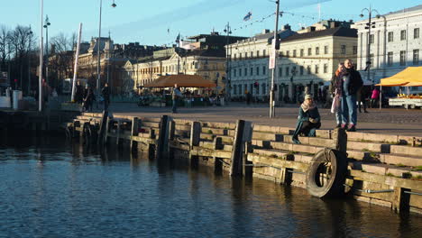 Leerer-Hafenpier-Und-Ufergegend-In-Helsinki-Am-Sonnigen-Tag