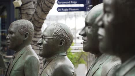 Skulpturen-Von-Friedensnobelpreisträgern-Mit-Nelson-Mandela-In-Kapstadt