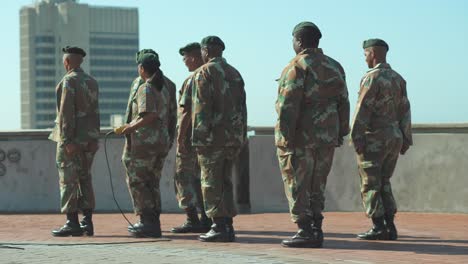 Die-Südafrikanische-Armee-Grüßt-Und-Marschiert-Gemeinsam,-Bevor-Sie-Sich-Auf-Die-Tägliche-Flaggenhisszeremonie-In-Port-Elizabeth,-Nelson-Mandela-Bay,-Vorbereitet