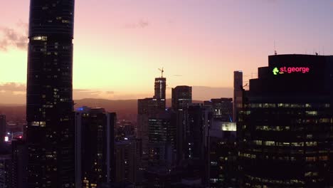 Stadt-Brisbane-In-Australien---Wunderbarer-Blick-Auf-Das-Hochhaus-Bei-Sonnenuntergang---Luftaufnahme