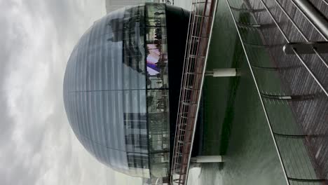 Newest-Apple-Store-in-Marina-Bay-Sands-Singapore-floats-on-water