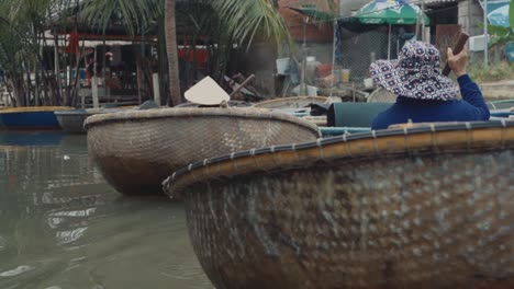 Vietnamesin,-Die-Ein-Rundes-Korbboot-Den-Fluss-Hinunter-Paddelt
