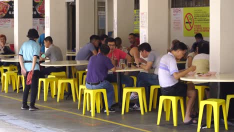 Gente-Almorzando-En-La-Cafetería,-Toa-Payoh,-Singapur