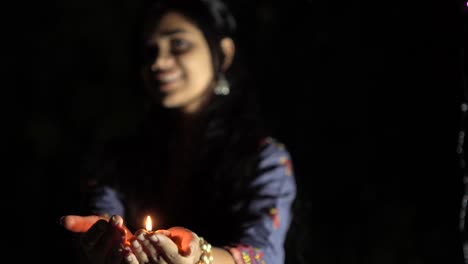 Niña-India-Con-Diwali-Diya
