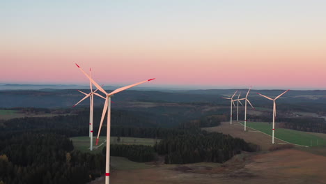 Windkraftanlagen-In-Farbenfroher-Landschaft