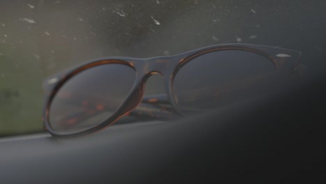Schildpatt-Sonnenbrille-Mit-Witz-Auf-Dem-Armaturenbrett-Des-Autos