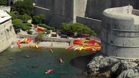 Blick-Auf-Kajakfahrer-In-Der-Pile-Bay,-Die-Von-Einer-Tour-Außerhalb-Der-Mauern-In-Der-Altstadt-Von-Dubrovnik-Zurückkehren