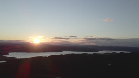 Luftaufnahmen-Eines-Sonnenuntergangs-Am-Horizont-Mit-Blick-Auf-Einen-See