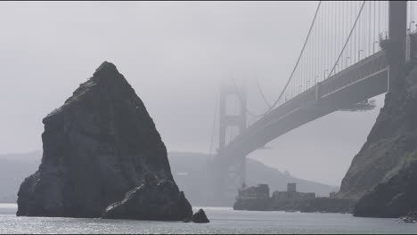 El-Puente-Golden-Gate-Se-Extiende-Sobre-La-Bahía-De-San-Francisco