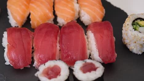 Asiatisches-Sushi-Sortiment-Mit-Nigiri-Lachs,-Thunfisch,-Hosomaki,-Uramaki