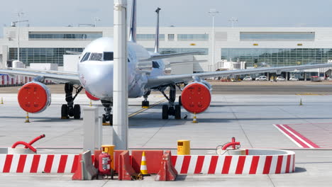 Avión-Airbus-A320-Conectado-A-Tierra-En-El-Aeropuerto-Internacional-De-Bruselas-Durante-El-Brote-Pandémico-Covid-19-Con-Motores-Cerrados