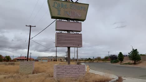 abandoned-hotel-in-california-sign