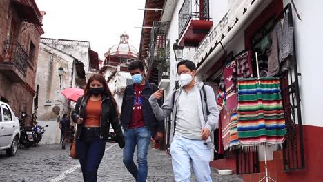 Jóvenes-Con-Máscaras-Caminando-En-Un-Mercado-Tradicional-Mexicano-De-Taxco-Guerrero-México