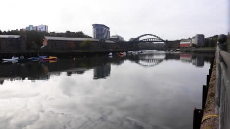 The-River-Wear-and-Wear-Bridge-in-Sunderland,-England-on-a-cloudy-day