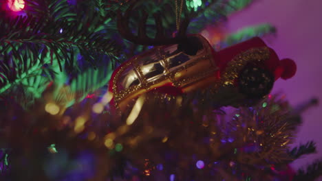 Ornamento-Decorativo-Colgado-En-Un-árbol-De-Navidad-En-El-Interior