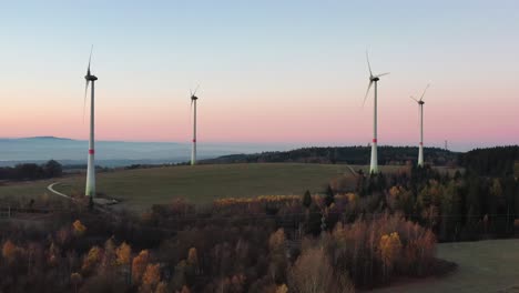 Windkraftanlagen-Parken-In-Einer-Farbenfrohen-Dämmerungslandschaft